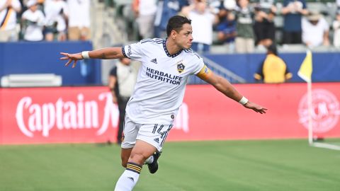 Javier Hernández celebra un gol con el LA Galaxy.