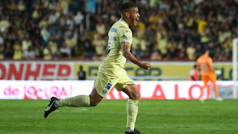 Jonathan dos Santos festeja su gol.