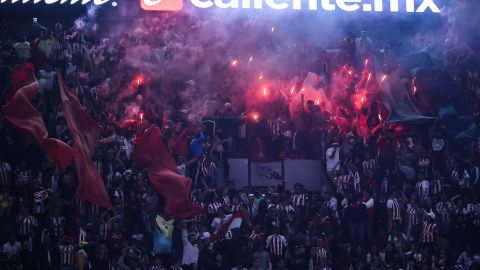 Una barra de Chivas ingresó al Estadio Azteca y encendió bengalas.