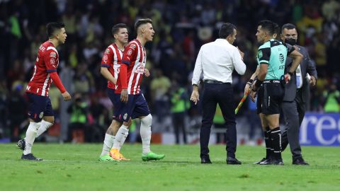 El Clásico de Clásicos de la Liga MX terminó calientito, con jugadores de Chivas y su DT protestando las decisiones arbitrales.