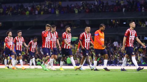 Jugadores de Chivas lamentan su derrota contra América.