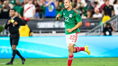 Hirving Lozano celebra el único gol del partido en Pasadena.