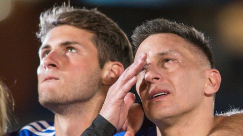 Santiago Giménez (i) y su padre, el futbolista retirado Christian 'Chaco' Giménez (d).