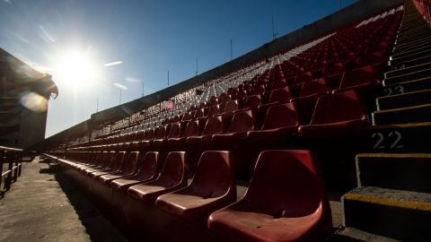 El estadio vio como la violencia llegó a sus asientos.