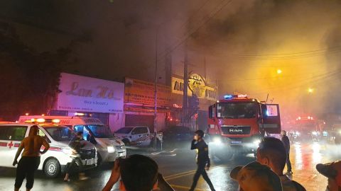 Incendio en bar de karaoke mata a 12 y hiere a 40 mientras sobrevivientes atrapados saltan del edificio para escapar de las llamas en Vietnam