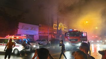 Incendio en bar de karaoke mata a 12 y hiere a 40 mientras sobrevivientes atrapados saltan del edificio para escapar de las llamas en Vietnam