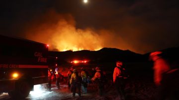 Incendio forestal en Valle de San Jacinto en California provoca 2 muertes, envuelve casas y obliga a evacuaciones