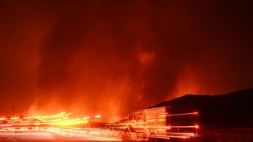 Incendios en el norte y sur de California avanzan sin control destruyendo casas, autos y obligando a las personas a salir de sus hogares