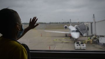 Los aeropuertos se han convertido en una ruta para transportar inmigrantes
