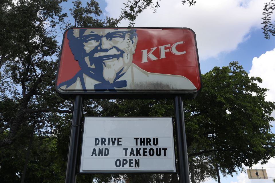 After shopping at KFC drive thru, a woman finds 3 in cash under her sandwich and returns it