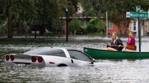 Joven arriesgó su vida para rescatar a un perrito de las inundaciones del Huracán Ian