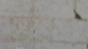 Joven con arma de juguete