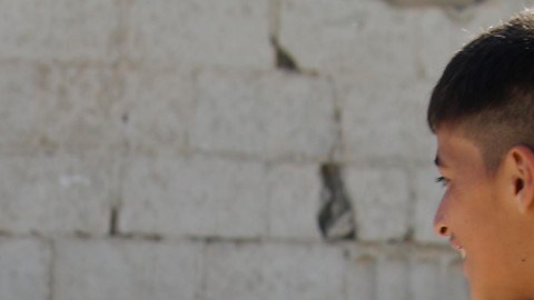 Joven con arma de juguete