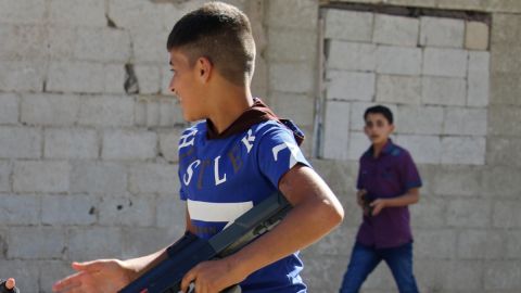 Joven con arma de juguete