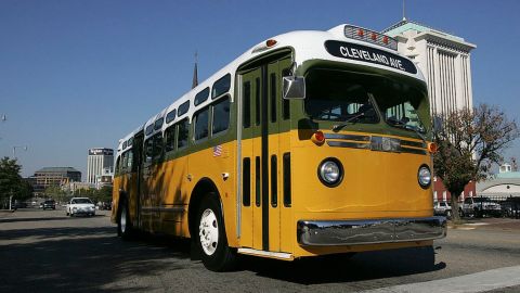 Joven se cuelga de un autobús para seguir a su novia tras revisarle el celular