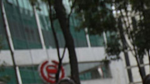 Joven se queja por recibir más de 10 mil pesos en sus XV años (VIDEO)