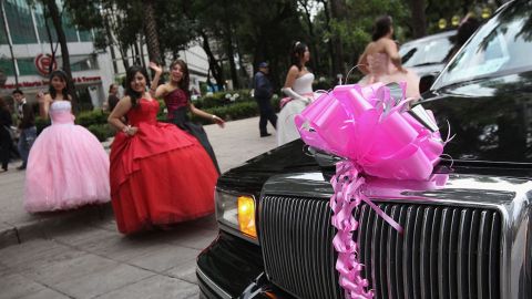 Joven se queja por recibir más de 10 mil pesos en sus XV años (VIDEO)