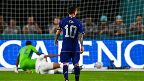 Lionel Messi en juego contra la Selección de Honduras.