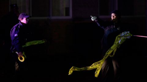 Locutor de radio asesinado y su novia e hijos graves después de ser atacados por un huésped en su casa