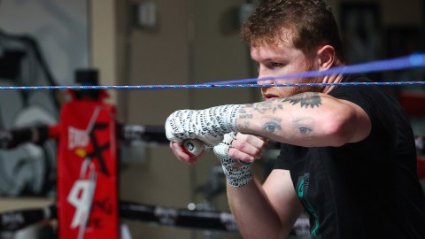 Saúl 'Canelo' Álvarez entrenando en su gimnasio de San Diego.