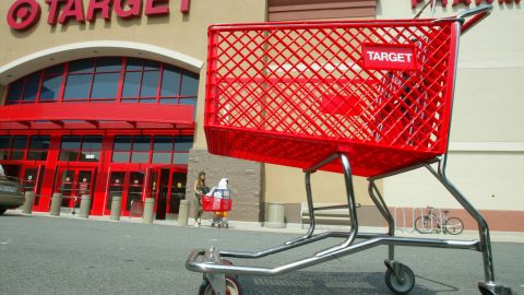 Madre y su hijo son secuestrados en un estacionamiento de Target mientras guardaban las compras