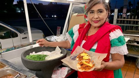 Marina Gutiérrez Pineda, una mexicana del estado de Guerrero, es la propietaria del restaurante México lindo y qué rico. (Araceli Martínez/La Opinión)