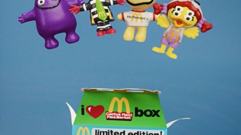 Imagen de personajes de McDonald's sobre una caja de color verde con su logotipo.
