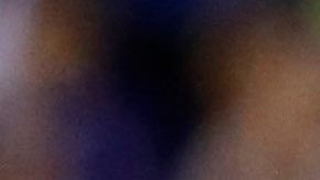 Messi le firma la espalda a un fanático que saltó al terreno de juego en el encuentro contra Jamaica.