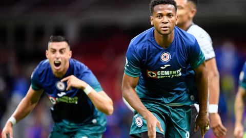 Michael Estrada celebra un gol con Cruz Azul.