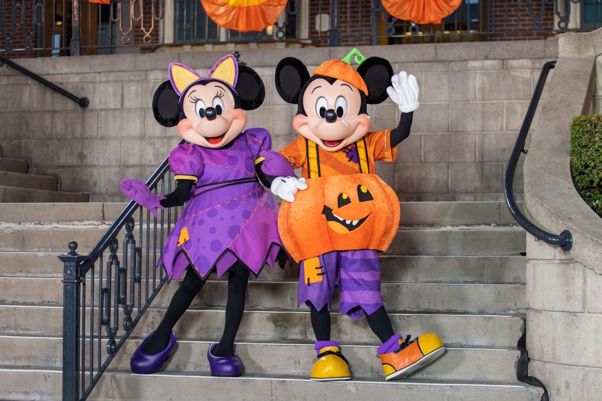 Mickey y Minnie Mouse con sus nuevos disfraces en Halloween Time de Dinsyland. Foto: Disneyland Resort