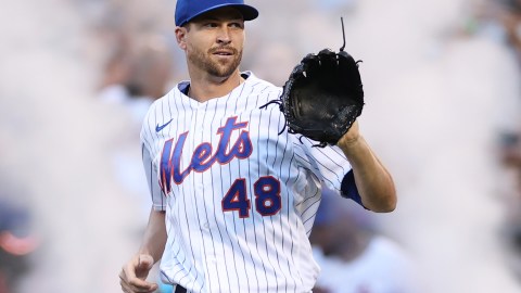 Mookie Bets terminó anzando un guiño al estelar lanzador Jacob deGrom a quien catalogó como uno de los mejores lanzadores de la historia.