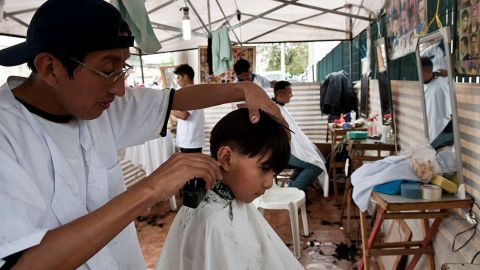 Mujer acusa racismo en escuela de su hijo No lo quieren porque lleva un peinado extremo