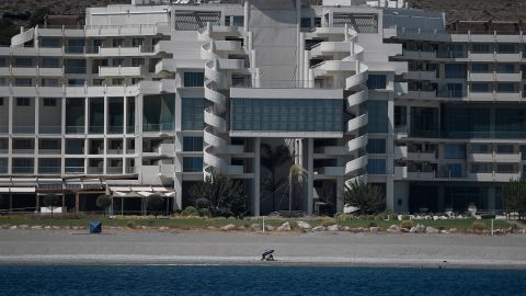 Mujer británica de 31 años afirma que fue violada por un grupo de ocho hombres en un hotel en Rodas