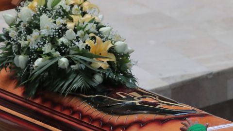 Mujer causa sensación tras celebrar su cumpleaños con temática de funeral