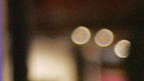 Mujer celebra en antro y con acta en mano que se divorció La noticia más esperada