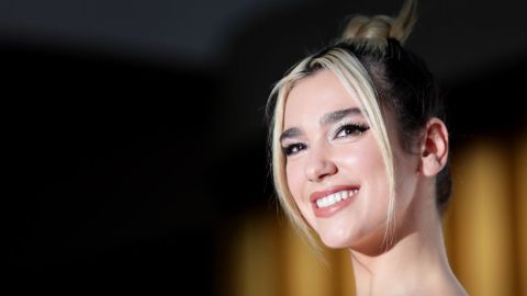 Mujer descubre que sus papás son amigos de Dua Lipa y el desenlace es impactante