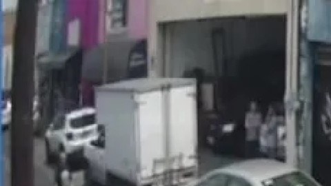 Mujer desnuda acusada de robo