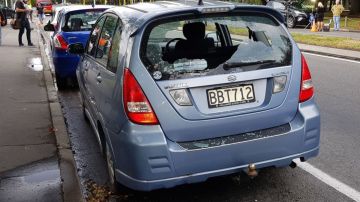 Mujer destroza auto de su novio con un picahielos tras descubrir infidelidad