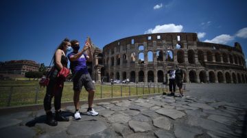 Mujer pide matrimonio a su novio en coliseo romano y él la rechaza al salir corriendo