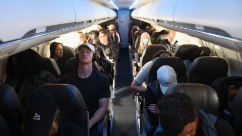 Mujer salva a una bebé que dejó de respirar a bordo de un avión en pleno vuelo