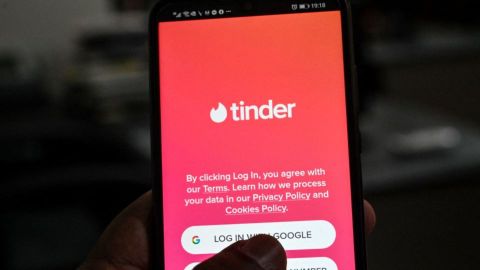 Mujer se convierte en la Estafadora de Tinder después de que enamoraba a empresarios y luego les robaba