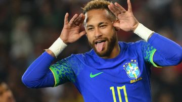 Neymar celebra su gol 75 con Brasil.