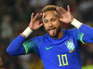 Neymar celebra su gol 75 con Brasil.