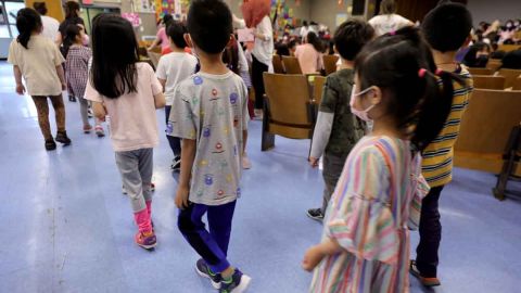 Ningún niño se quedó sin estrenar tenis en la primaria Bayles