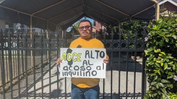 Dagoberto Martínez enfrenta acoso por parte de su arrendataria. (Jacqueline García/La Opinión)