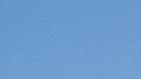 Cindy se protege con un sombrero durante horas del trabajo bajo el sol. (Jacqueline García/La Opinión)