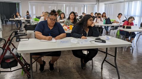 María Cruz y su hija Casandra toman el curso juntas. (Jacqueline García/La Opinión)