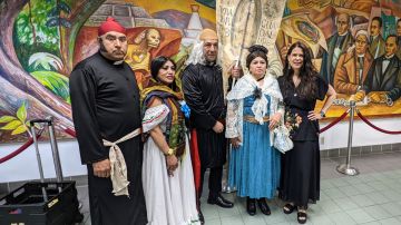 La consul Marcela Celorio (der.) acompañada de actores que representan a los héroes de la independencia de México. (Jacqueline García/La Opinión)