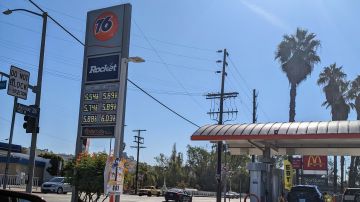Los Ángeles y Long Beach así como el condado de Orange están entre los lugares donde el gas es más caro. (Jacqueline García/La Opinión)
