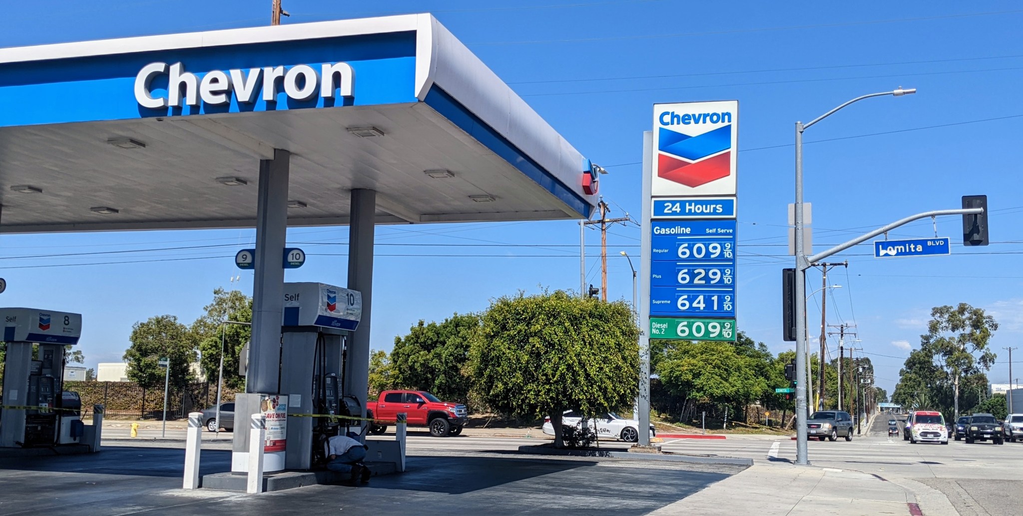 Increase the price of gasoline again 1 The high prices are due to the maintenance of the refineries.